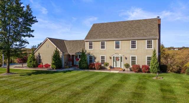 Photo of 1943 Field Cliffe Dr, Richfield, WI 53076