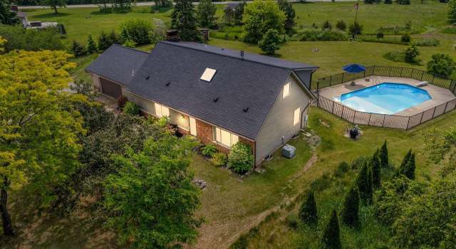 Photo of W330S7517 Split Rail Dr, Mukwonago, WI 53149