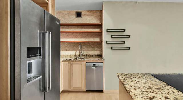 Photo of 929 N Astor St #503, Milwaukee, WI 53202