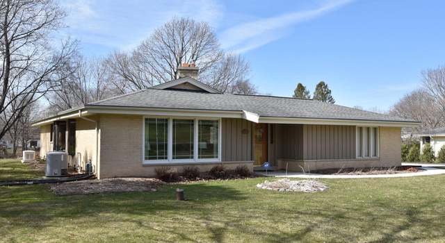 Photo of 11447 N Meadowbrook Dr, Mequon, WI 53097