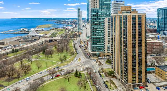 Photo of 929 N Astor St #1006, Milwaukee, WI 53202