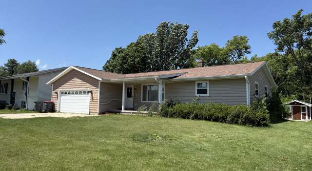 Photo of 213 Emerald Dr, Reeseville, WI 53579