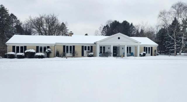 Photo of 911 Tara Hill East, Hartford, WI 53027