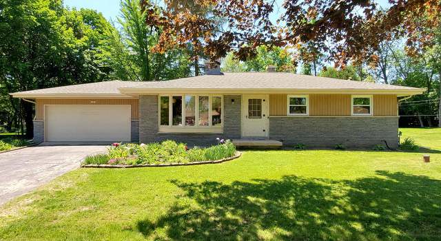 Photo of 14715 W Woodland Dr, New Berlin, WI 53151