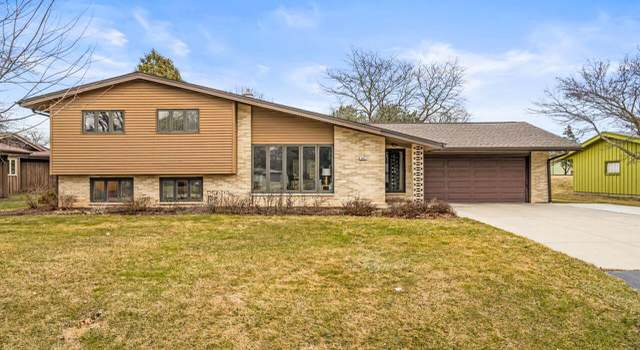 Photo of 8600 N Point Dr, Fox Point, WI 53217