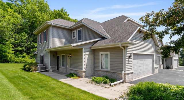 Photo of 954 Autumn Ridge Ln, Hartford, WI 53027