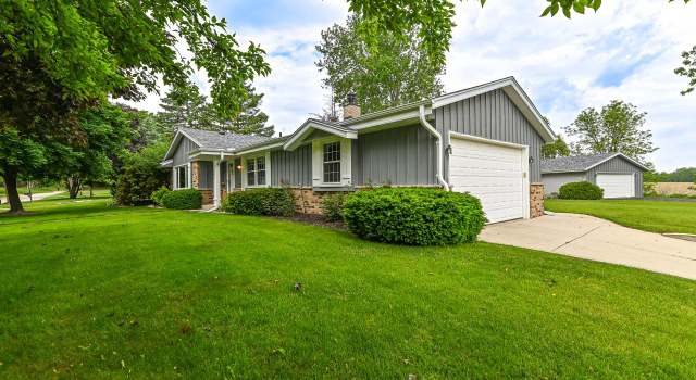 Photo of 7806 W Bur Oak Dr, Franklin, WI 53132