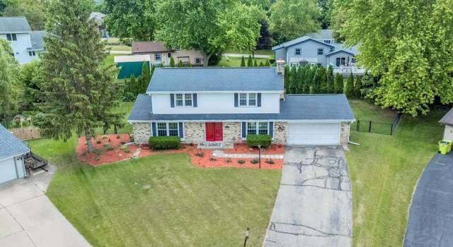 Photo of 837 Wexford Ct, Hartland, WI 53029