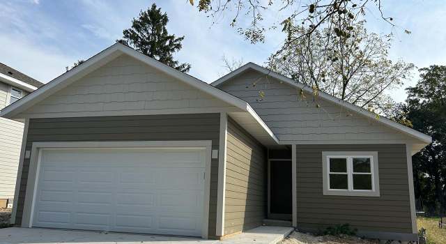 Photo of 823 High St, Oconomowoc, WI 53066
