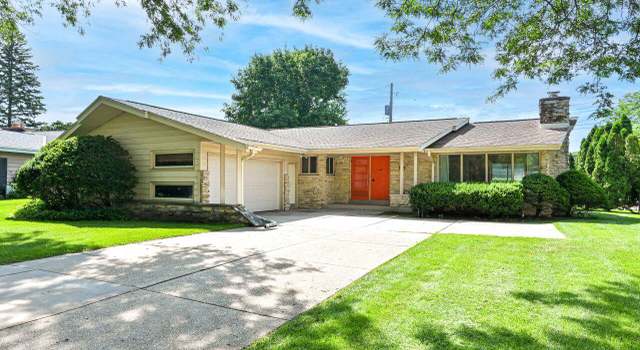 Photo of 548 E Fox Dale Ct, Fox Point, WI 53217