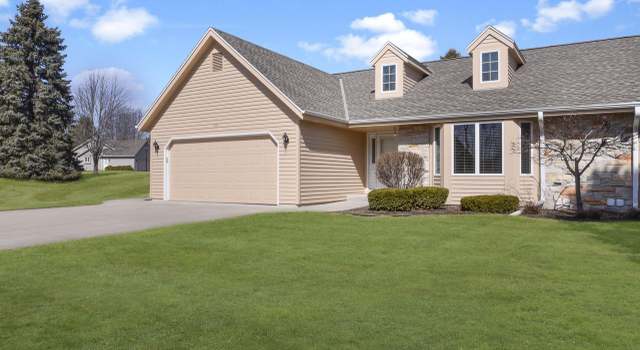 Photo of 1521 Ridgewood Dr, West Bend, WI 53095