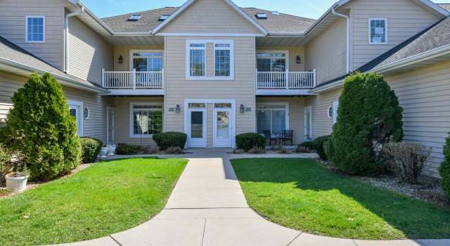 Photo of W397N5992 Autumn Woods Dr, Oconomowoc, WI 53066