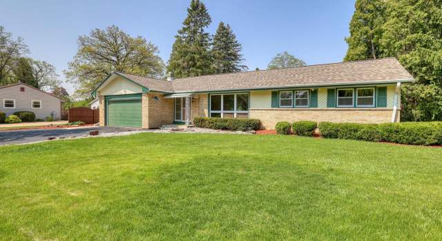 Photo of 1603 S Sherwood Dr, New Berlin, WI 53151