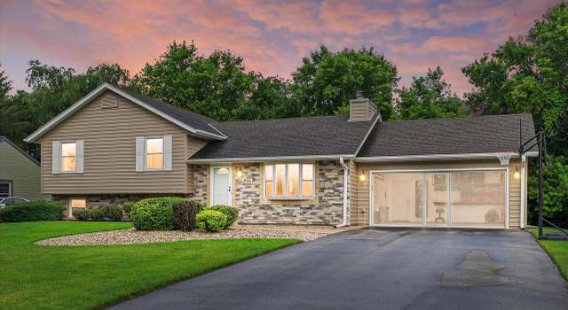 Photo of W227N2573 Meadowood Ln, Waukesha, WI 53186