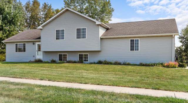 Photo of 810 Sunnyside Dr, Elkhorn, WI 53121