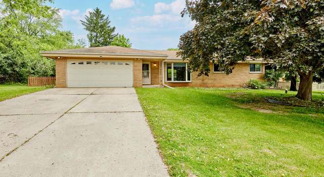 Photo of 15200 High Knoll Ln, Brookfield, WI 53005