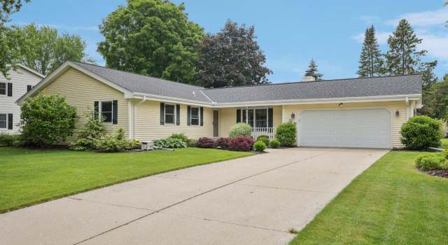 Photo of W220N2789 Maplewood Ln, Waukesha, WI 53186