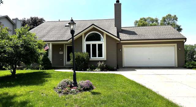 Photo of 877 Laureate Dr, Pewaukee, WI 53072