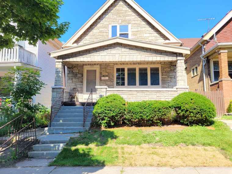 Photo of 2423 S 9th Pl Milwaukee, WI 53215