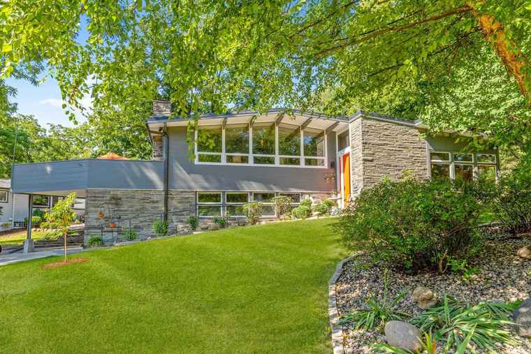 Photo of 2425 N 100th St Wauwatosa, WI 53226