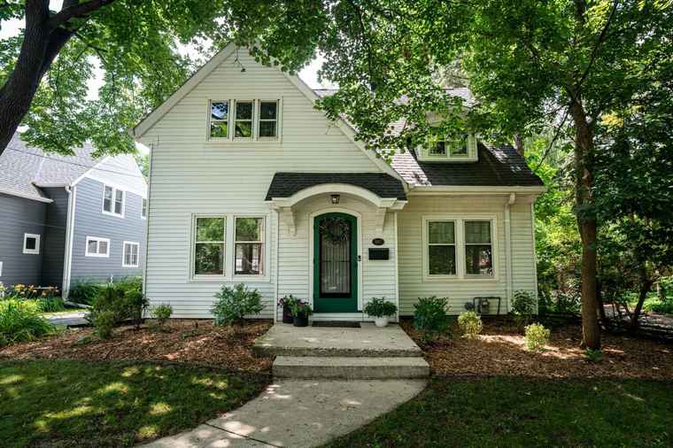 Photo of 1867 Ludington Ave Wauwatosa, WI 53226