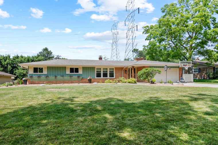 Photo of 1407 N 119th St Wauwatosa, WI 53226