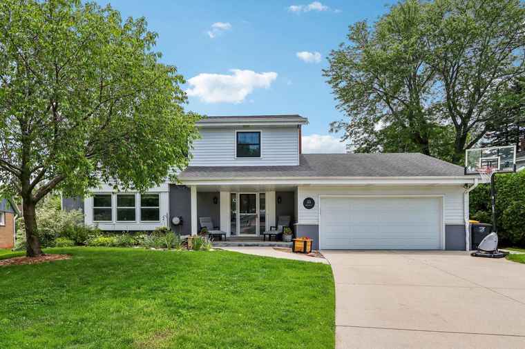 Photo of 12015 Meadow Ct Wauwatosa, WI 53222