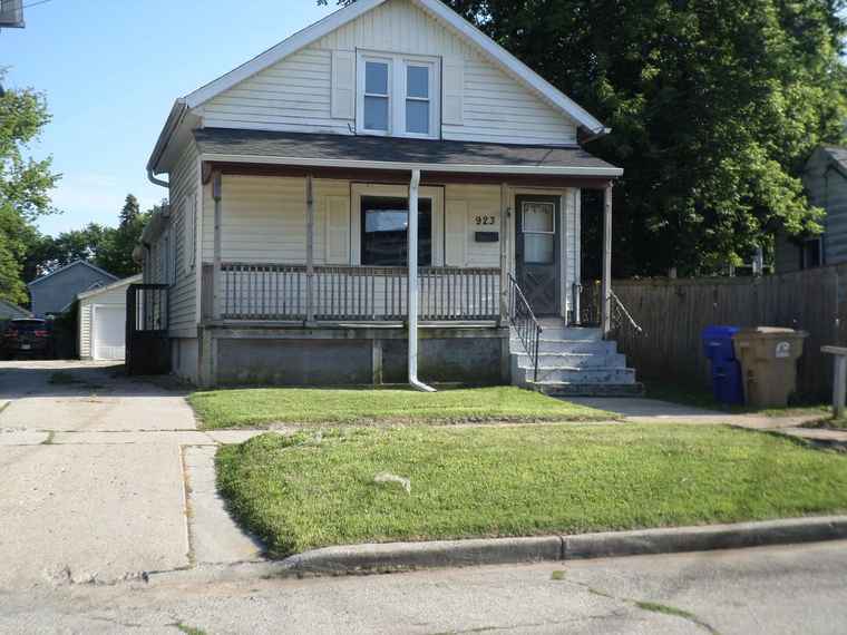 Photo of 923 47th St Kenosha, WI 53140