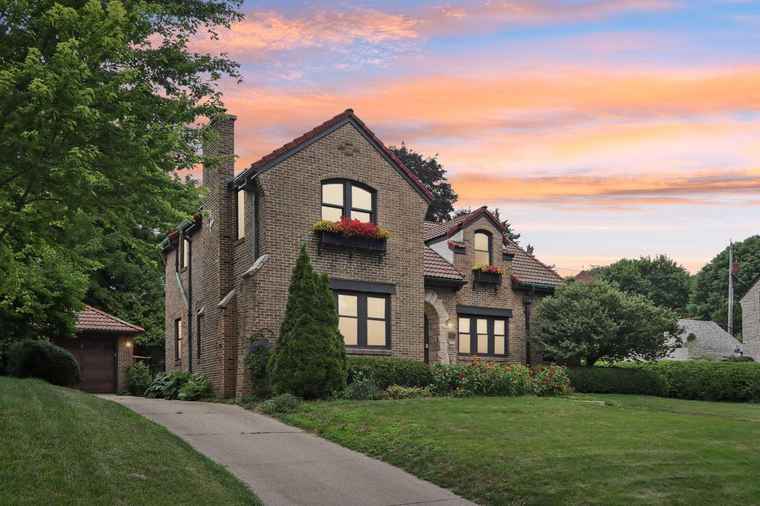 Photo of 6304 Upper Parkway North Pkwy Wauwatosa, WI 53213