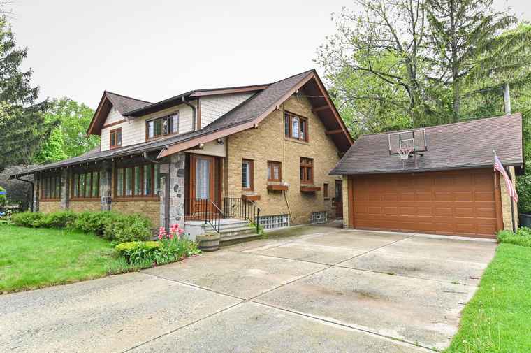 Photo of 1629 N 68th St Wauwatosa, WI 53213