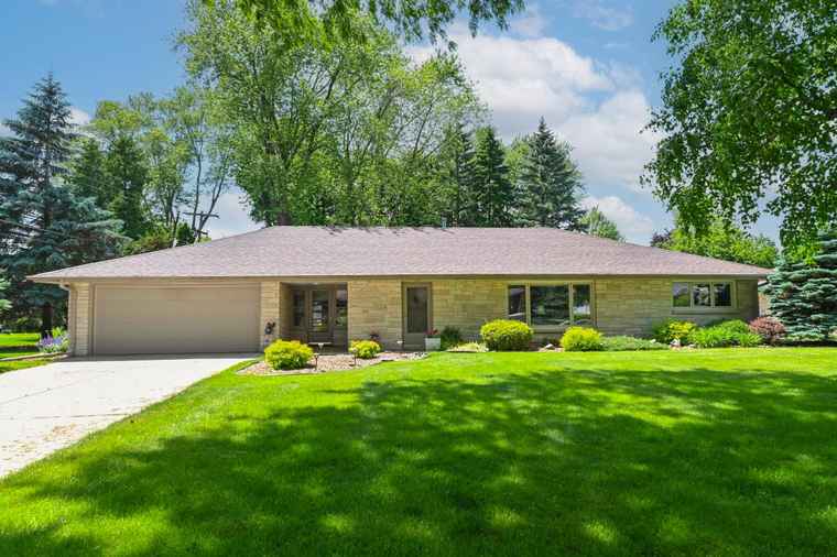 Photo of 3121 N 105th St Wauwatosa, WI 53222