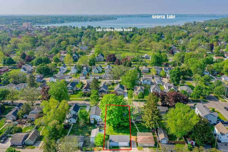 Photo of 1115 Pleasant St Lake Geneva, WI 53147