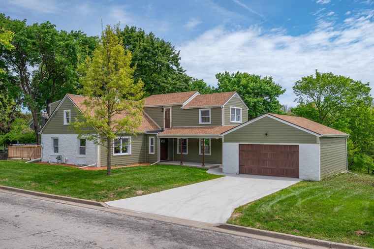 Photo of 1120 N 124th St Wauwatosa, WI 53226