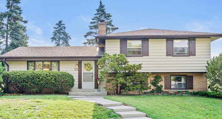 Photo of 2860 N Park Dr Wauwatosa, WI 53222