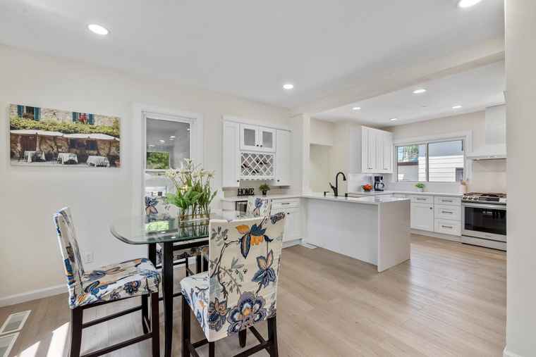 Photo of 1055 N 68th St Wauwatosa, WI 53213