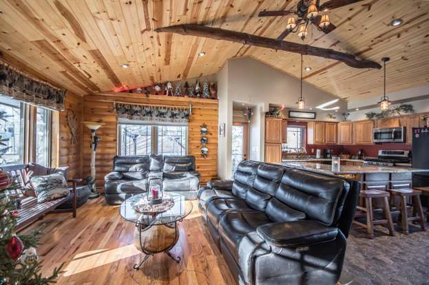1113 E Newark Dr West Bend Wi 53090 Mls 1672111 Redfin
