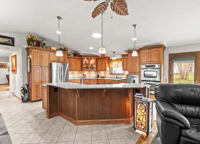 Property at 811 9th St, Baraboo, WI 53913, 3 beds, 2.5 baths