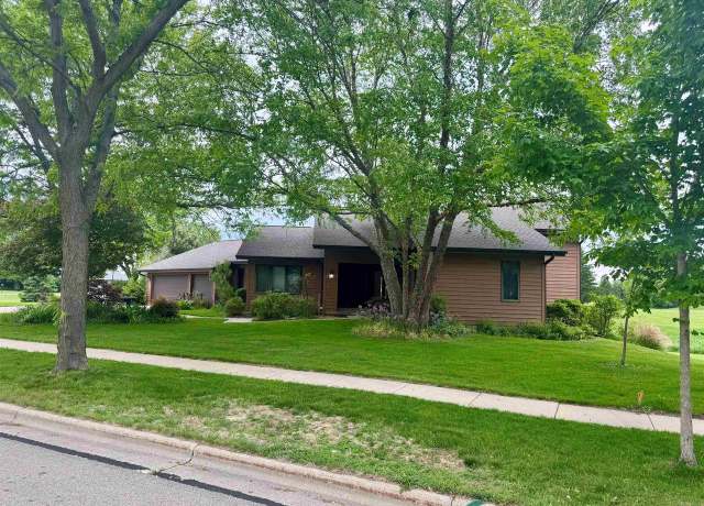 Property at 105 Pinnacle Dr, Lake Mills, WI 53551, 2 beds, 2 baths