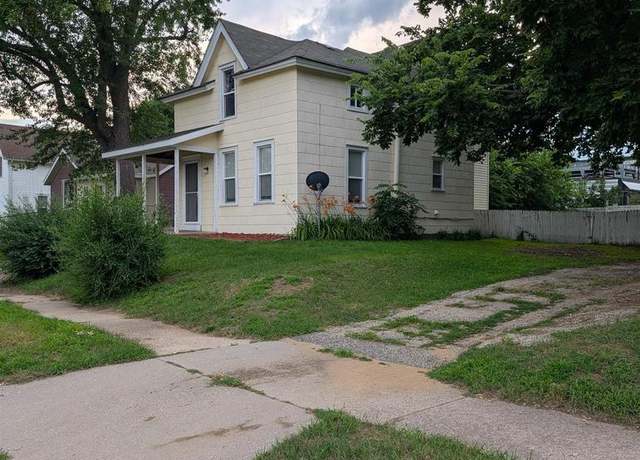 Property at 121 E Burns St, Portage, WI 53901, 4 beds, 1.5 baths