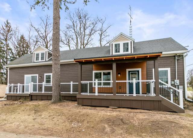 Property at 156 S Washington St, Wyocena, WI 53969, 3 beds, 1.5 baths