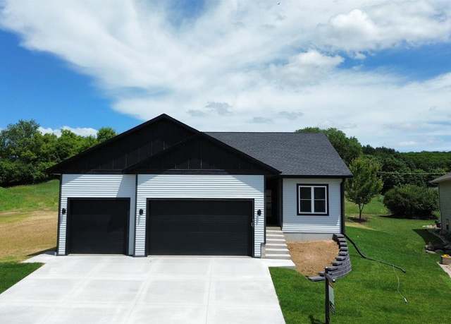 Property at 935 Hay Creek Trl, Reedsburg, WI 53959, 5 beds, 3 baths