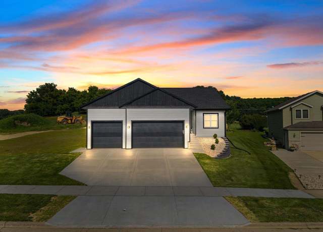 Property at 935 Hay Creek Trl, Reedsburg, WI 53959, 5 beds, 3 baths