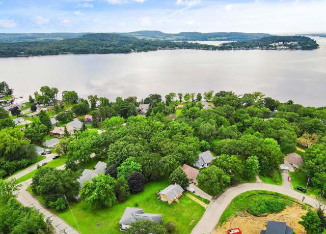 Property at W11091 Lake View Dr, Lodi, WI 53555, 3 beds, 2 baths