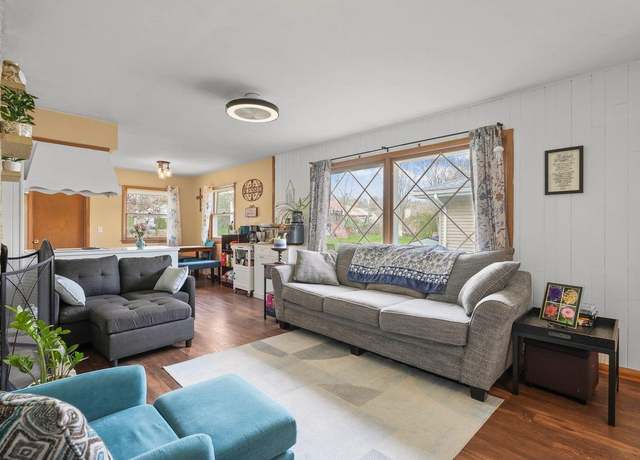 Property at 2 Riverdale Cir, Watertown, WI 53094, 3 beds, 2 baths