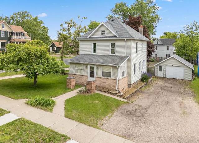 Property at 246 Laurel St, Reedsburg, WI 53959, 3 beds, 2 baths