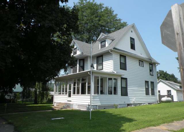 Property at 301 W Amelia St, Cassville, WI 53806, 4 beds, 1.5 baths