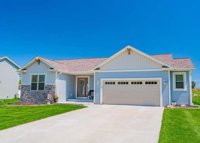 Property at 220 Crestview Ln, Lake Mills, WI 53551, 3 beds, 2 baths