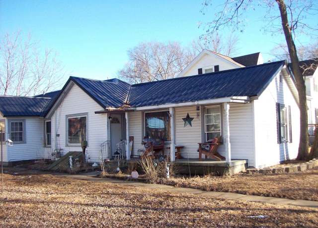 Property at 307 E Marion St, Portage, WI 53901, 3 beds, 1 bath