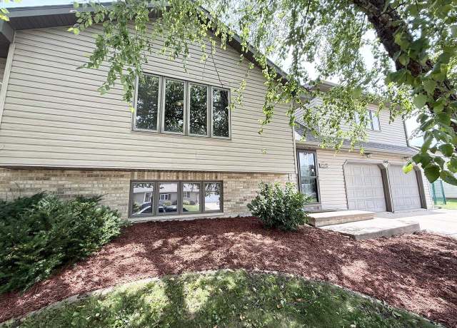 Property at 1545 W Golf Dr, Platteville, WI 53818, 5 beds, 3 baths
