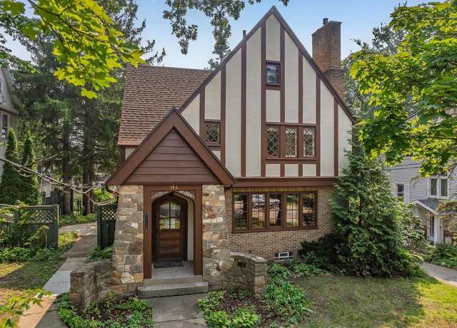 Property at 914 Ash St, Baraboo, WI 53913, 3 beds, 1.5 baths